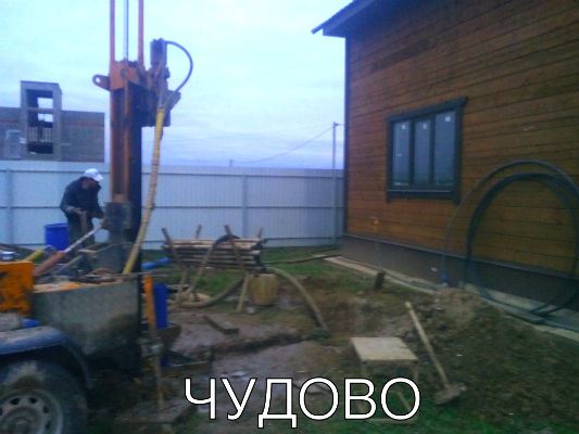 Бурение и прокачка скважины на воду на участке в Чудово (Новгородская область).