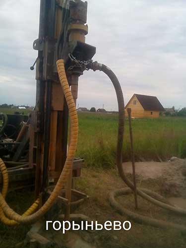 Бурение и прокачка скважины на воду на участке в деревне Горынево рядом с поселком Ермолино в Новгородском районе.